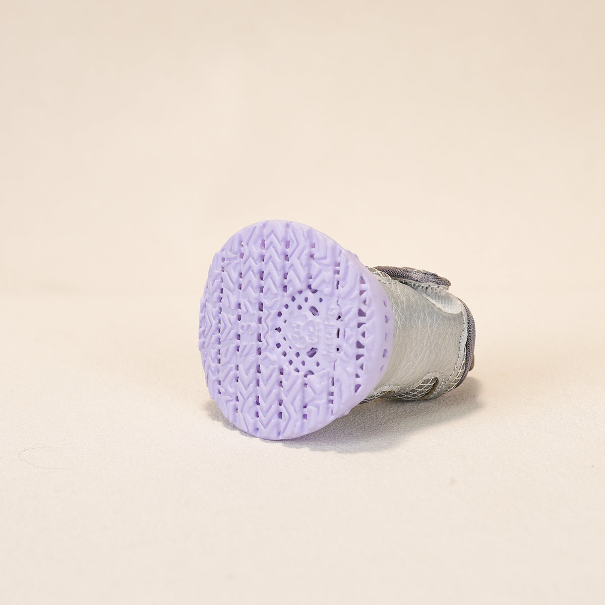 Primo piano della suola viola con fori di ventilazione