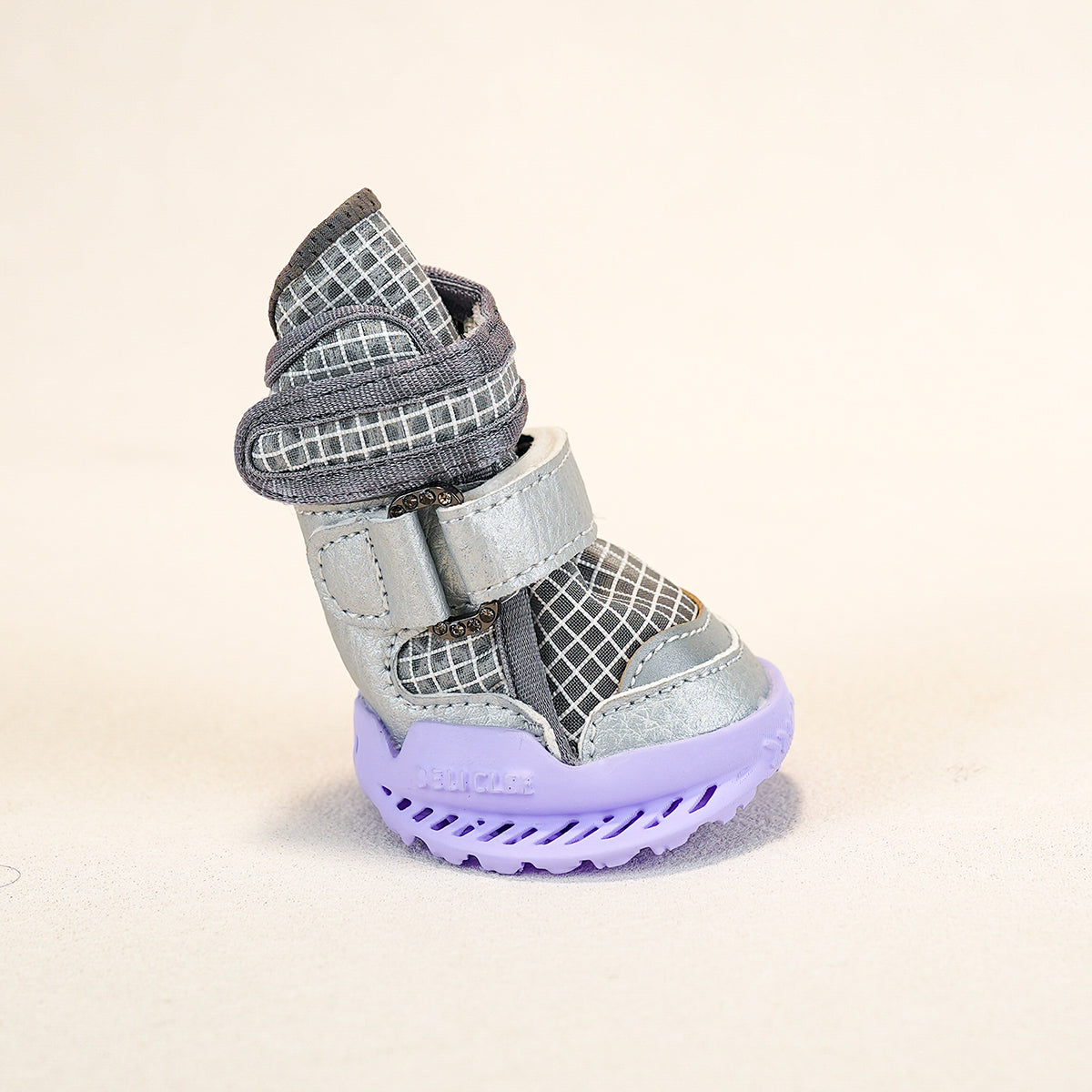 Scarpa viola a taglio medio con fibbia metallica e cinturini